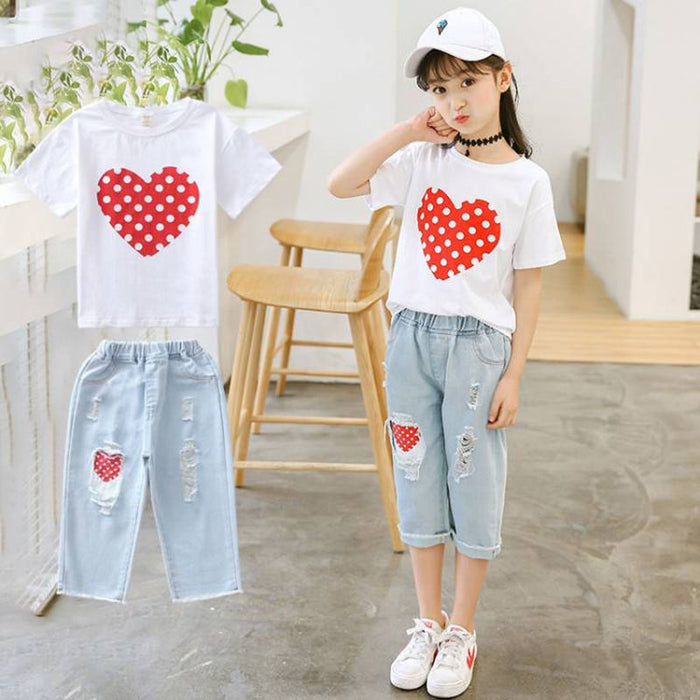 Kinderanzug mit weißem T-Shirt und zerrissenen Jeans für Mädchen